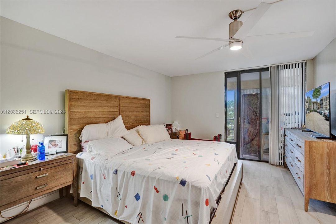 For Sale: $250,000 (2 beds, 2 baths, 1023 Square Feet)