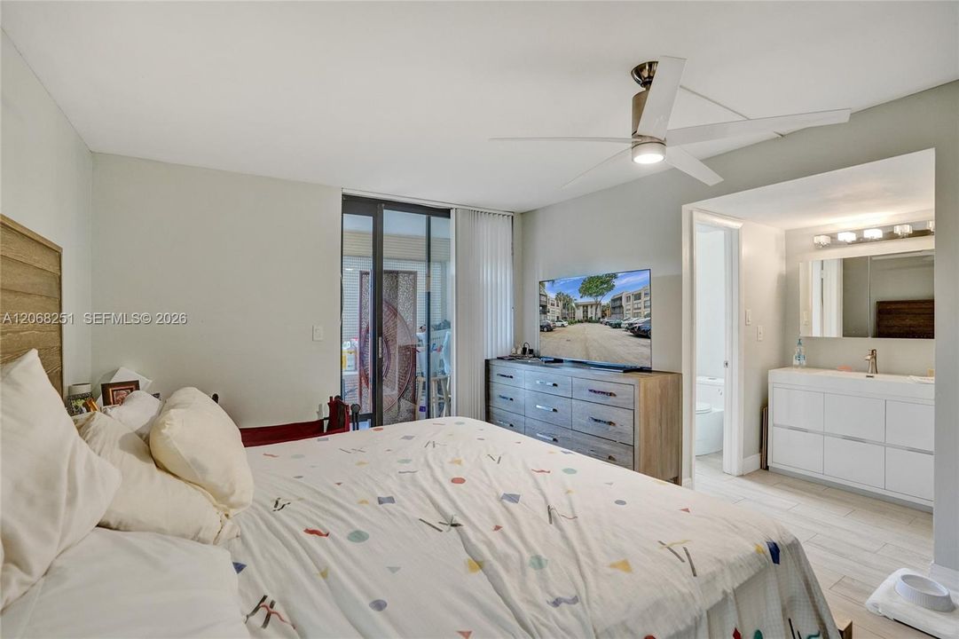 For Sale: $250,000 (2 beds, 2 baths, 1023 Square Feet)