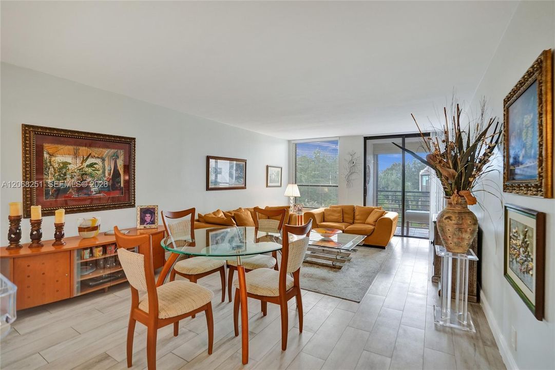 For Sale: $250,000 (2 beds, 2 baths, 1023 Square Feet)