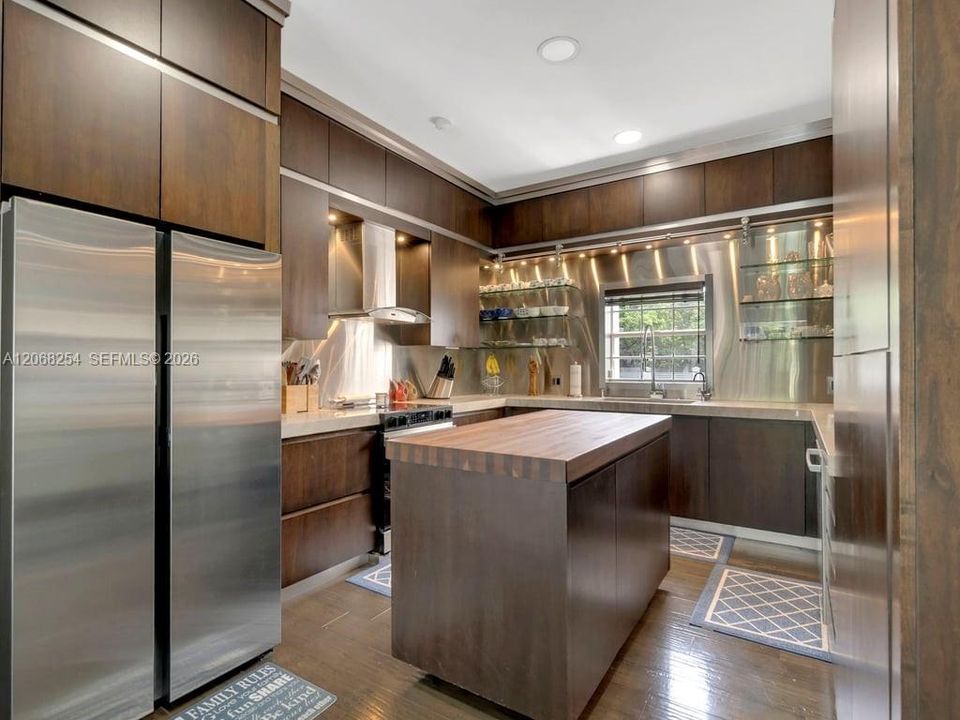 For Sale: $3,900,000 (7 beds, 7 baths, 5551 Square Feet)