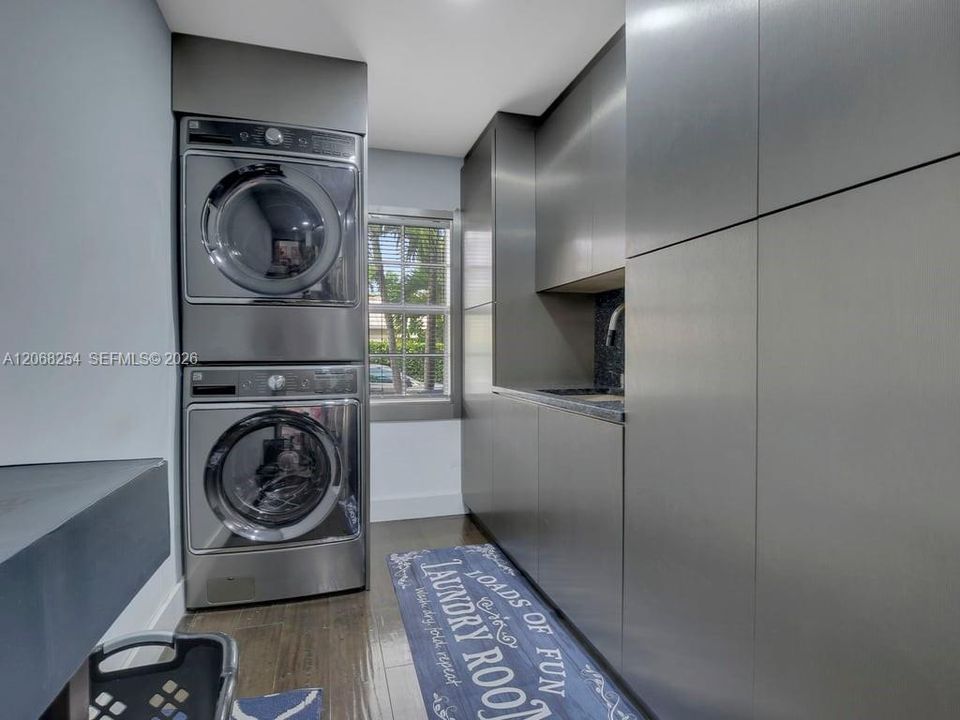For Sale: $3,900,000 (7 beds, 7 baths, 5551 Square Feet)
