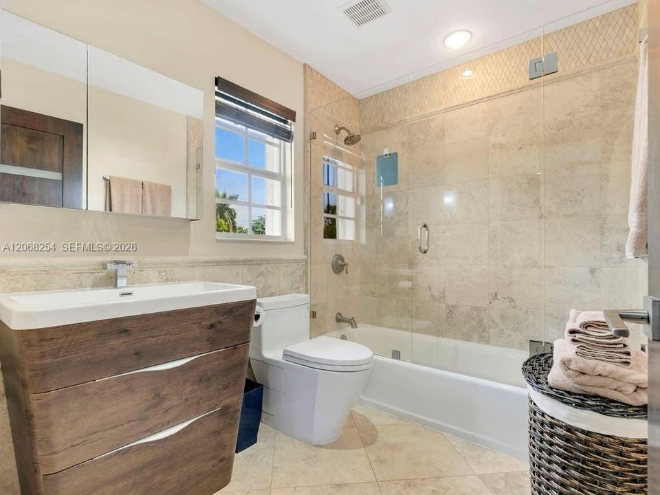 For Sale: $3,900,000 (7 beds, 7 baths, 5551 Square Feet)