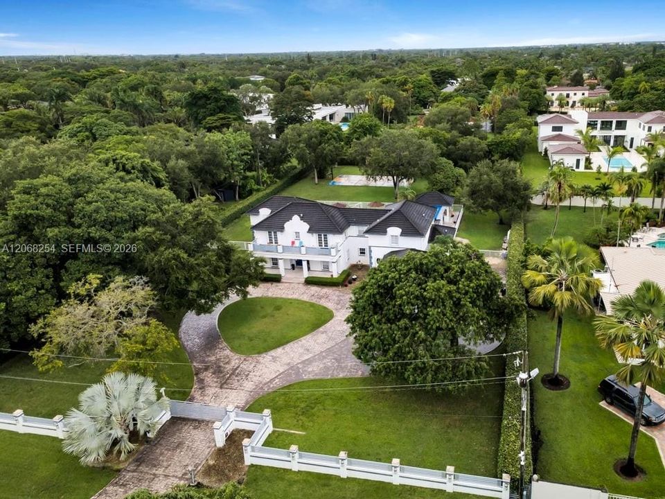 For Sale: $3,900,000 (7 beds, 7 baths, 5551 Square Feet)