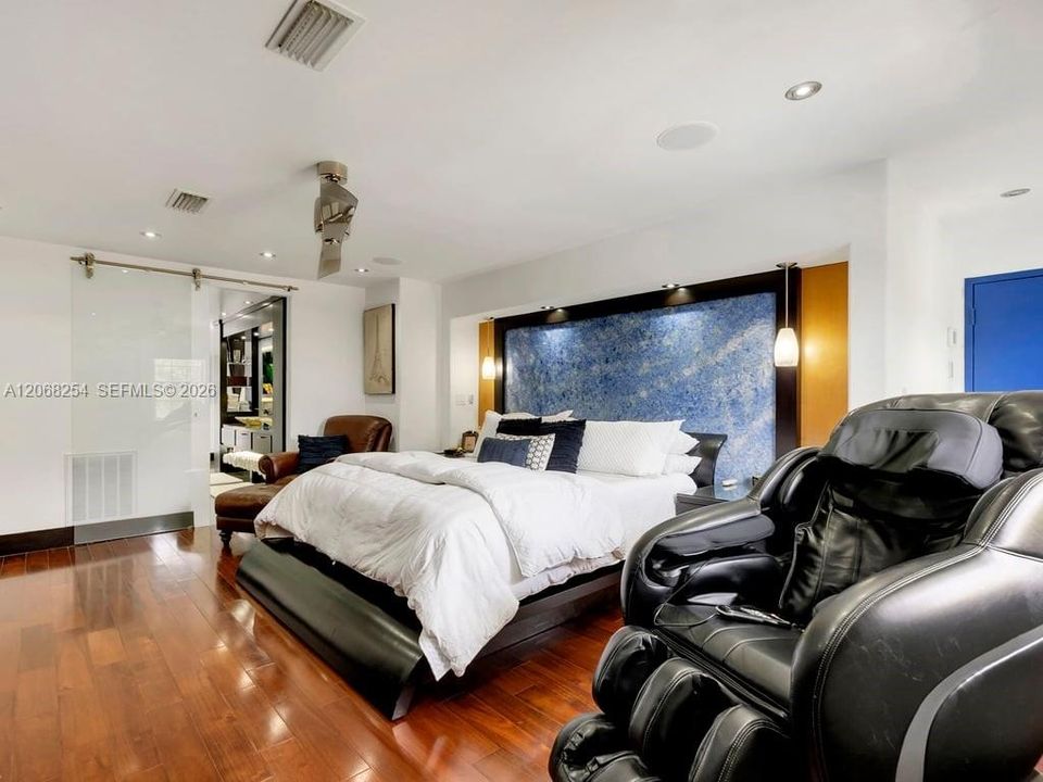 For Sale: $3,900,000 (7 beds, 7 baths, 5551 Square Feet)