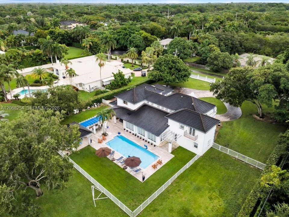 For Sale: $3,900,000 (7 beds, 7 baths, 5551 Square Feet)