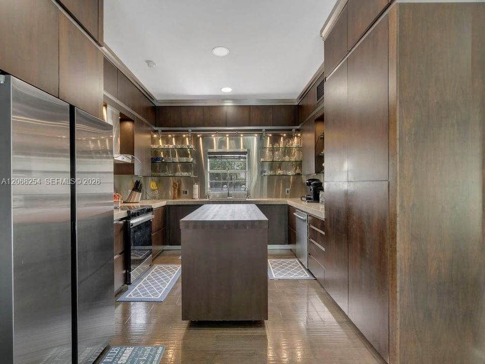 For Sale: $3,900,000 (7 beds, 7 baths, 5551 Square Feet)