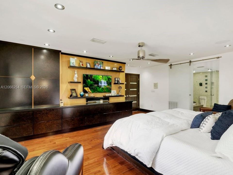 For Sale: $3,900,000 (7 beds, 7 baths, 5551 Square Feet)