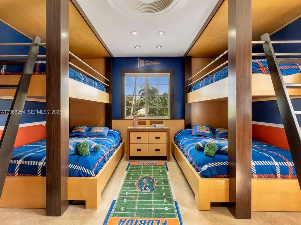 For Sale: $3,900,000 (7 beds, 7 baths, 5551 Square Feet)