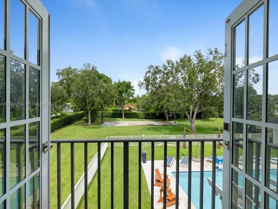 For Sale: $3,900,000 (7 beds, 7 baths, 5551 Square Feet)