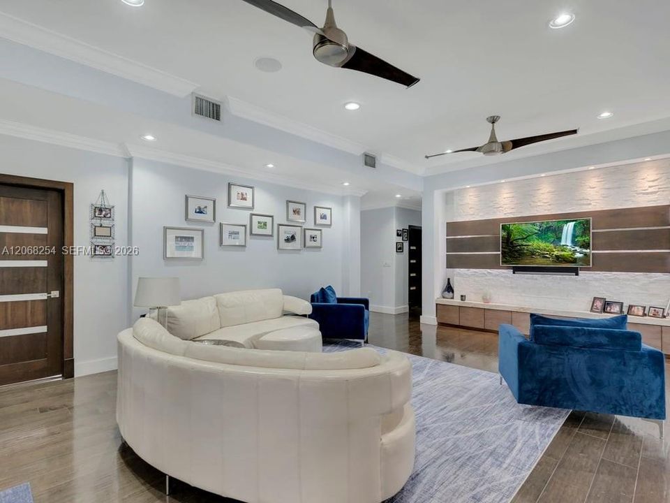 For Sale: $3,900,000 (7 beds, 7 baths, 5551 Square Feet)