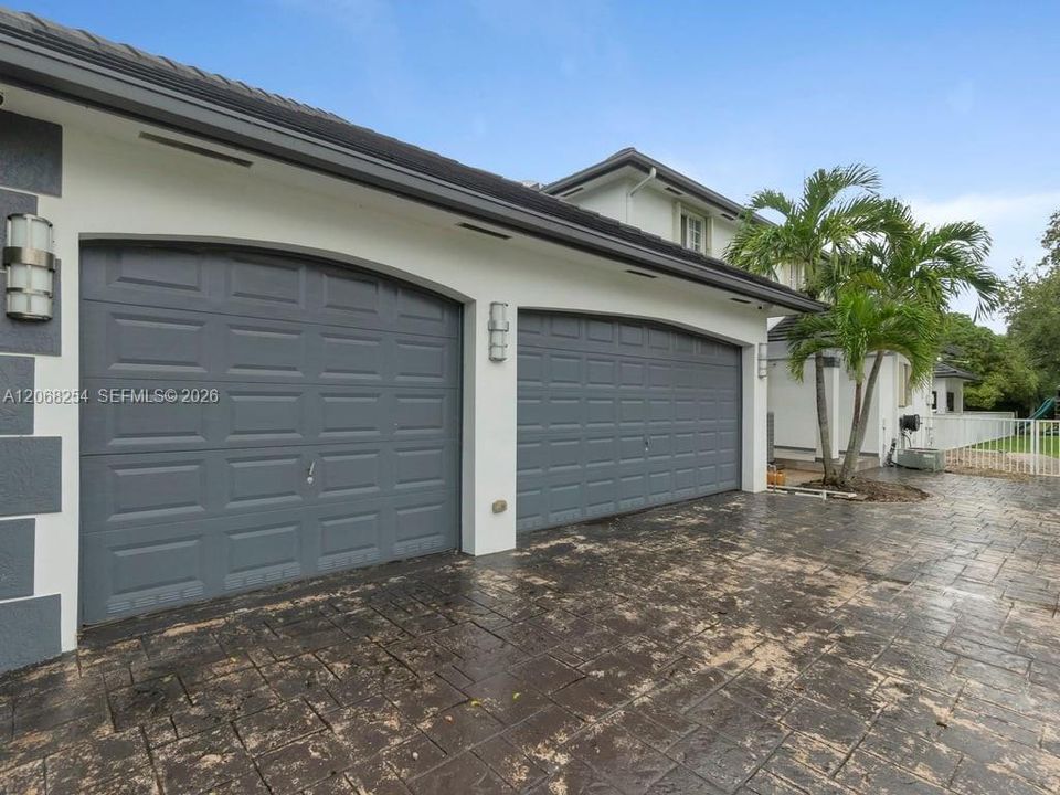 For Sale: $3,900,000 (7 beds, 7 baths, 5551 Square Feet)
