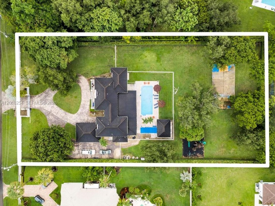 For Sale: $3,900,000 (7 beds, 7 baths, 5551 Square Feet)