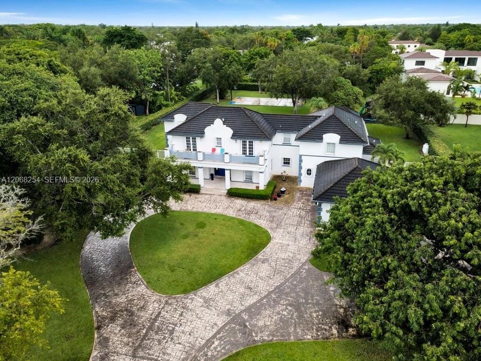 For Sale: $3,900,000 (7 beds, 7 baths, 5551 Square Feet)