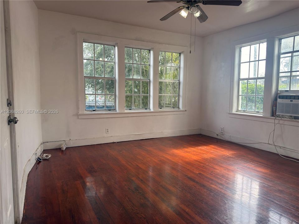 For Rent: $1,800 (2 beds, 1 baths, 1000 Square Feet)