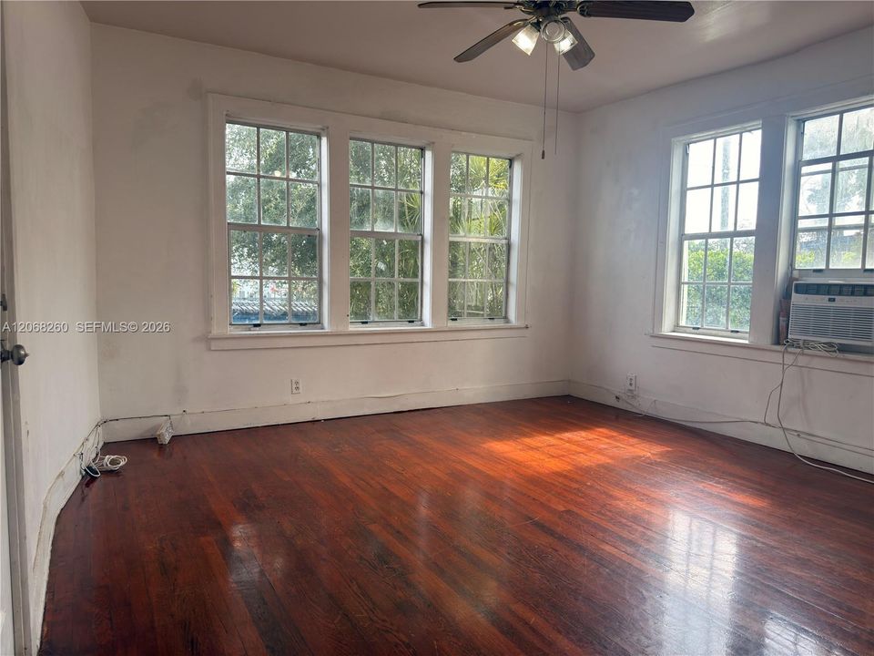 For Rent: $1,800 (2 beds, 1 baths, 1000 Square Feet)