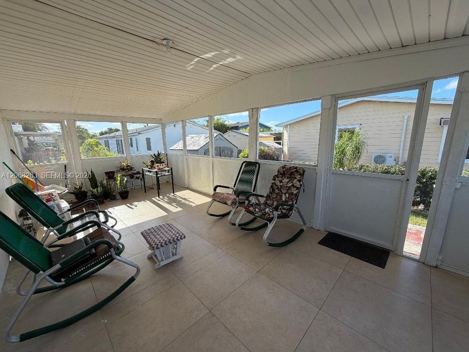 En Venta: $320,000 (3 camas, 2 baños, 1690 Pies cuadrados)