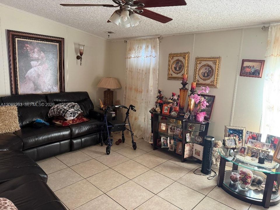 En Venta: $320,000 (3 camas, 2 baños, 1690 Pies cuadrados)