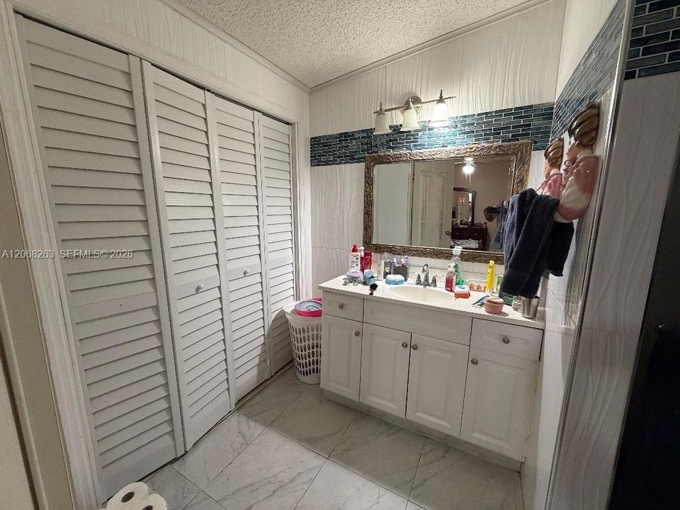 En Venta: $320,000 (3 camas, 2 baños, 1690 Pies cuadrados)