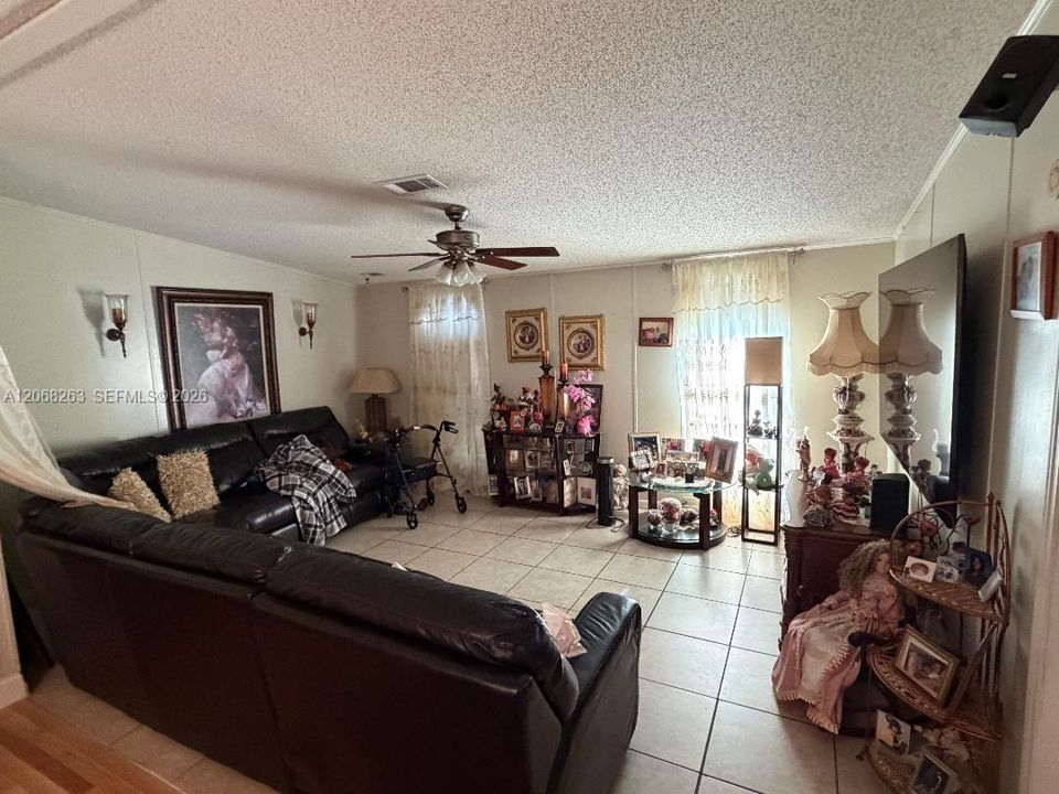 En Venta: $320,000 (3 camas, 2 baños, 1690 Pies cuadrados)