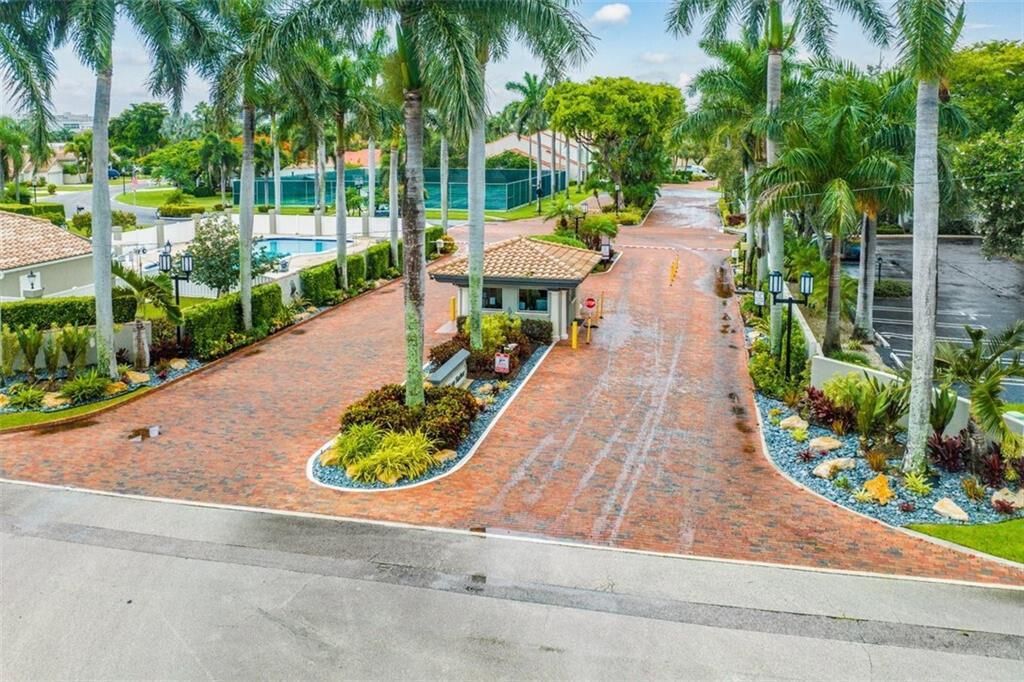 50 Pelican Pointe 205