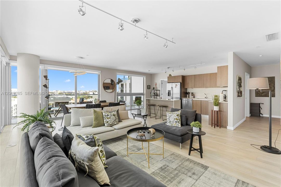 For Sale: $789,000 (2 beds, 2 baths, 1236 Square Feet)