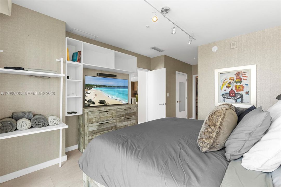 For Sale: $789,000 (2 beds, 2 baths, 1236 Square Feet)
