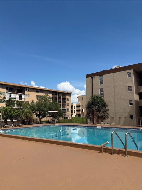 For Sale: $195,900 (1 beds, 1 baths, 839 Square Feet)