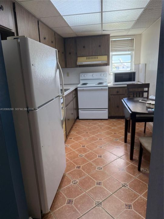 For Sale: $195,900 (1 beds, 1 baths, 839 Square Feet)