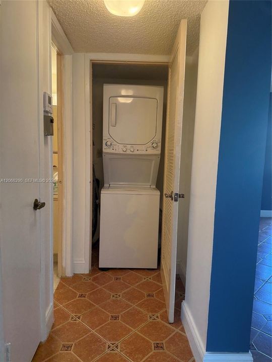 For Sale: $195,900 (1 beds, 1 baths, 839 Square Feet)