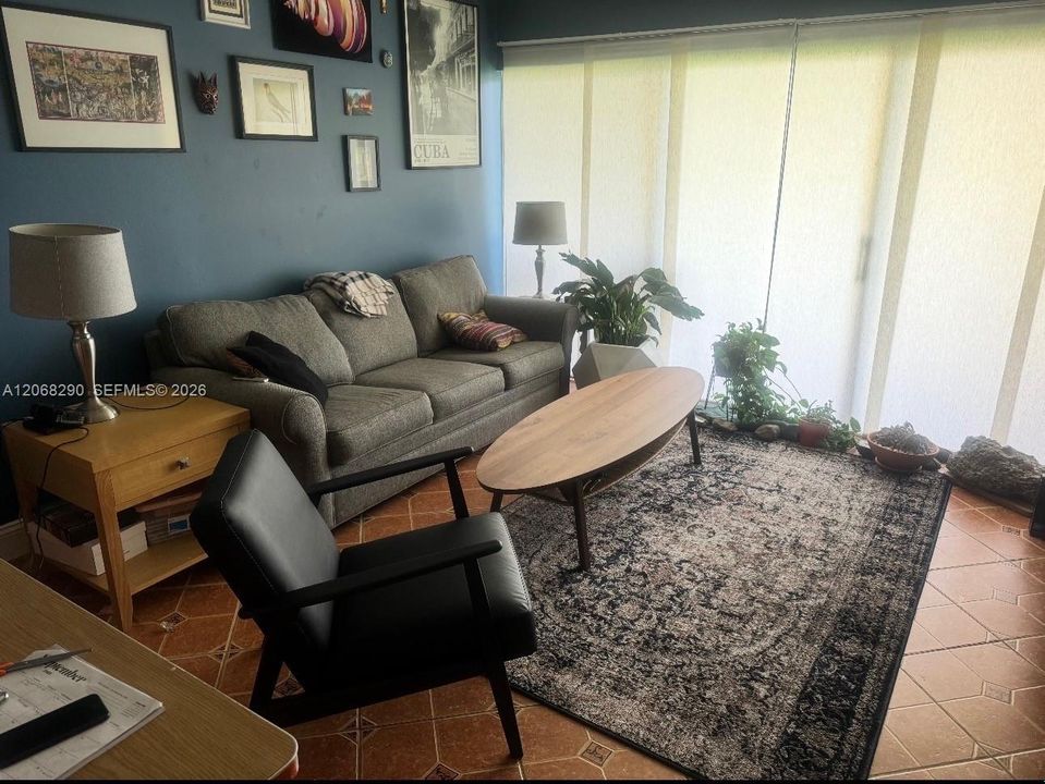 For Sale: $195,900 (1 beds, 1 baths, 839 Square Feet)