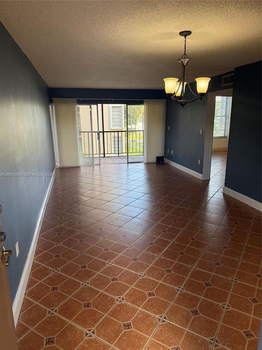 For Sale: $195,900 (1 beds, 1 baths, 839 Square Feet)