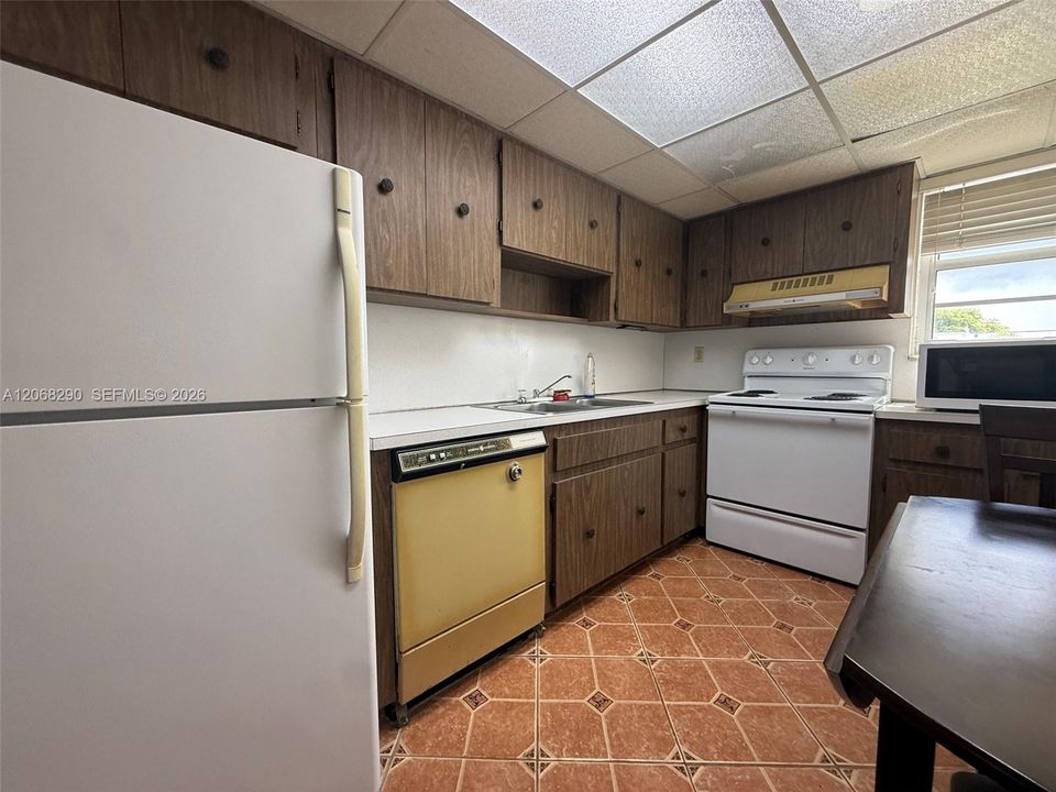 For Sale: $195,900 (1 beds, 1 baths, 839 Square Feet)