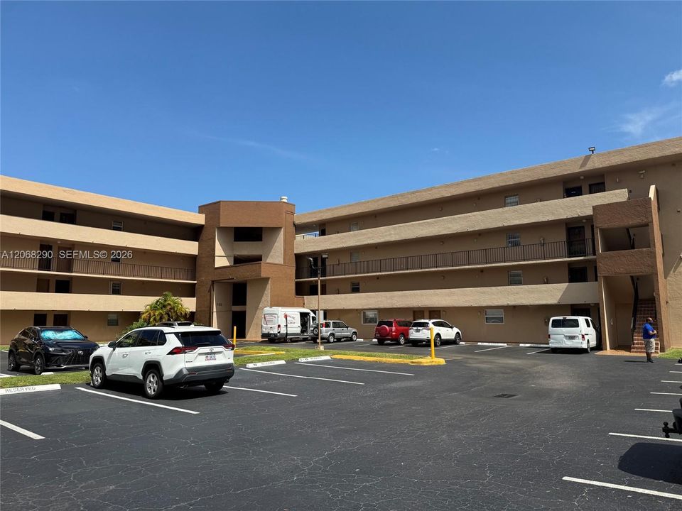 For Sale: $195,900 (1 beds, 1 baths, 839 Square Feet)