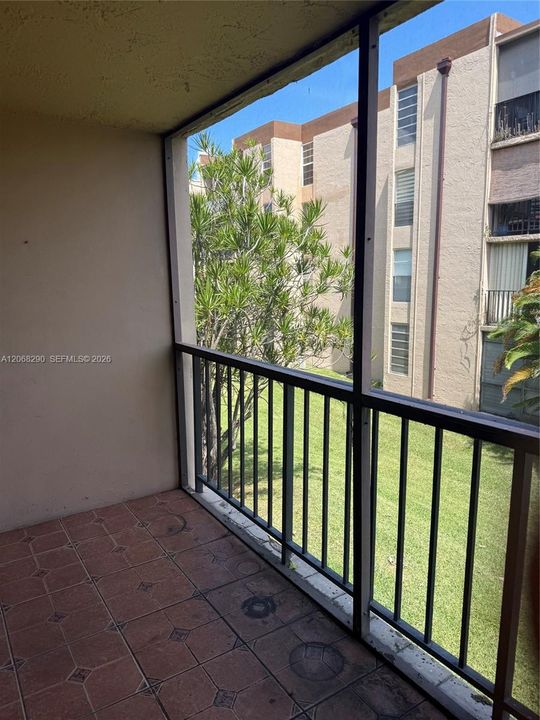 For Sale: $195,900 (1 beds, 1 baths, 839 Square Feet)