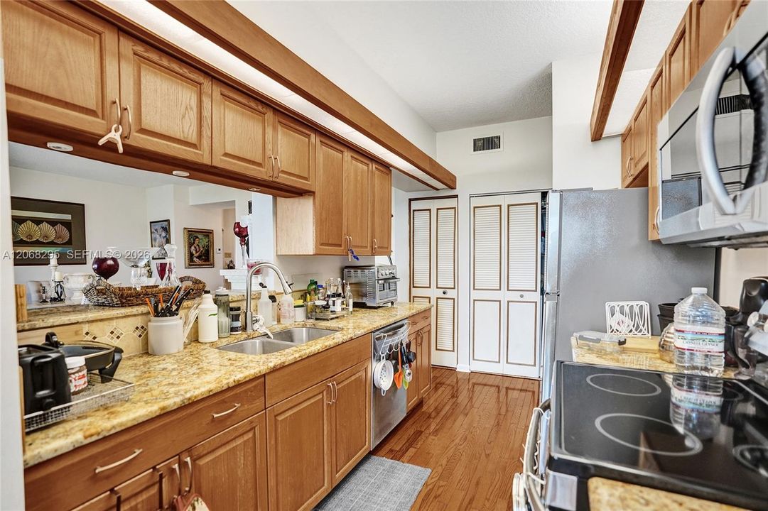For Sale: $339,500 (2 beds, 2 baths, 1414 Square Feet)