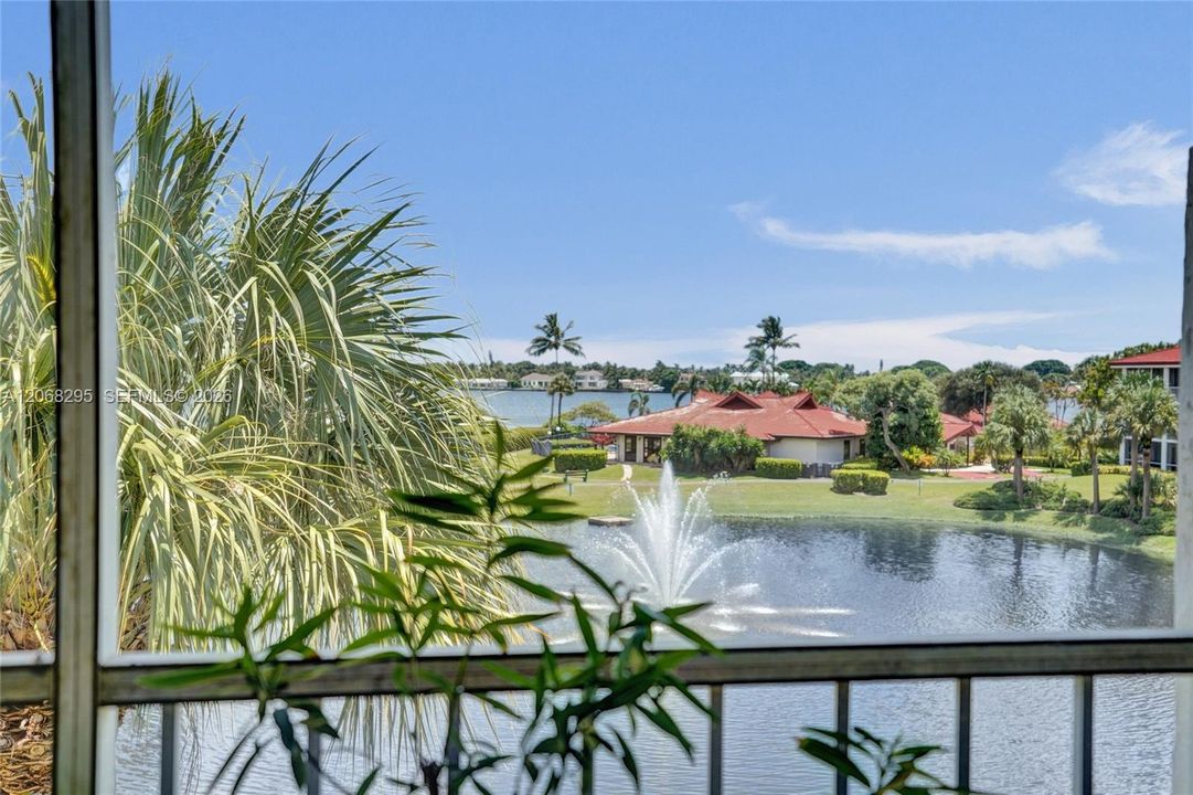For Sale: $339,500 (2 beds, 2 baths, 1414 Square Feet)