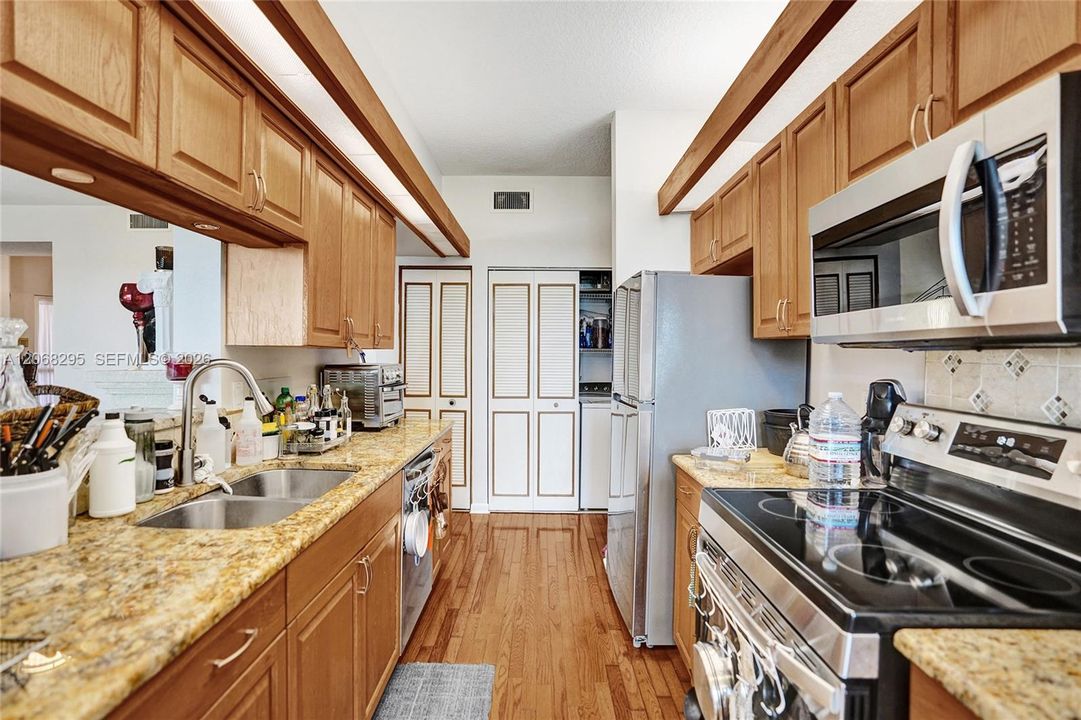 For Sale: $339,500 (2 beds, 2 baths, 1414 Square Feet)