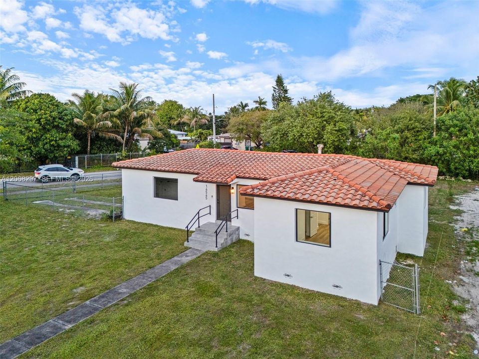 For Sale: $645,000 (3 beds, 2 baths, 1082 Square Feet)