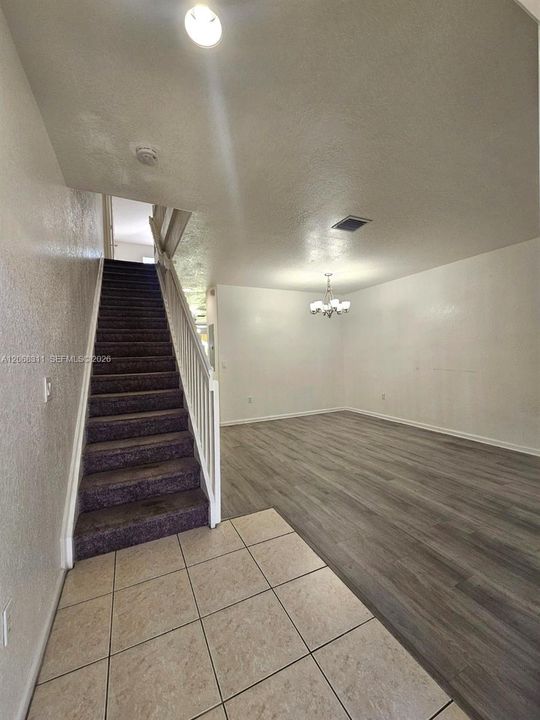 ENTRACE RIGHT DINNING LIVING
