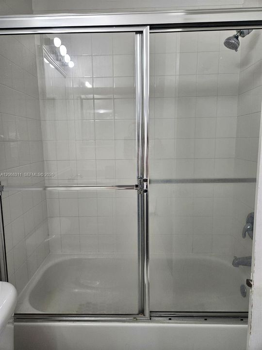 PRIMARY BATHROOM SHOWER/TUB