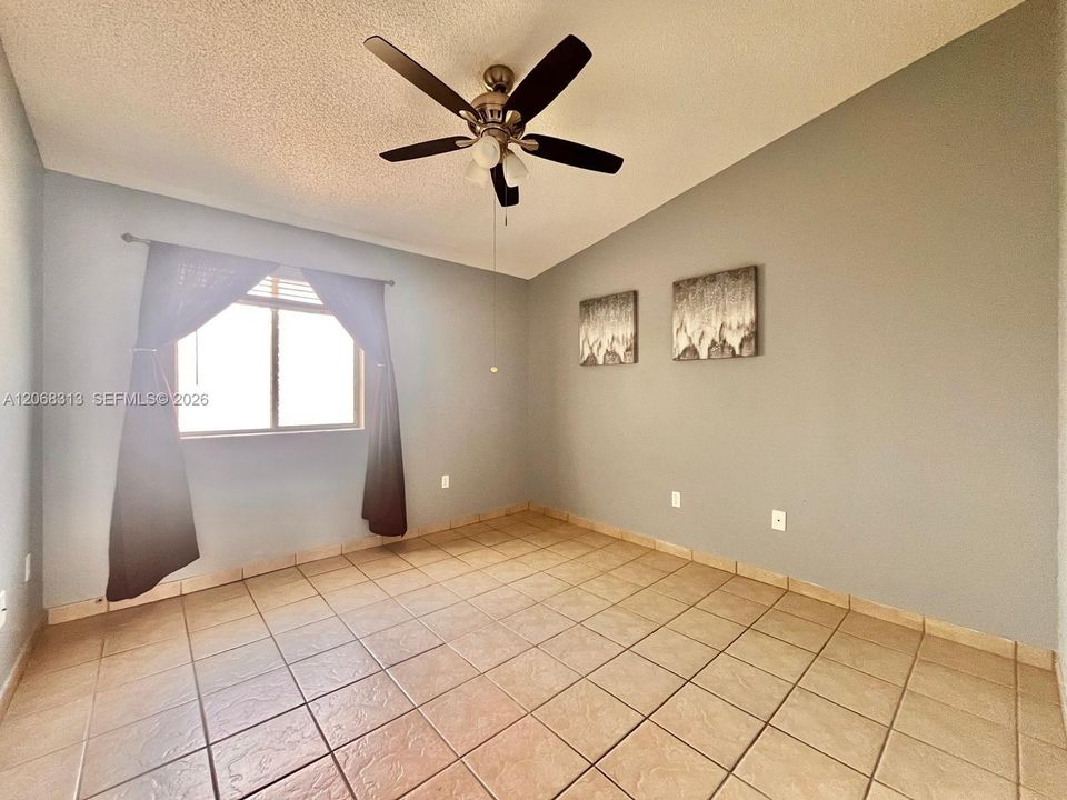 En Venta: $439,900 (3 camas, 2 baños, 1319 Pies cuadrados)
