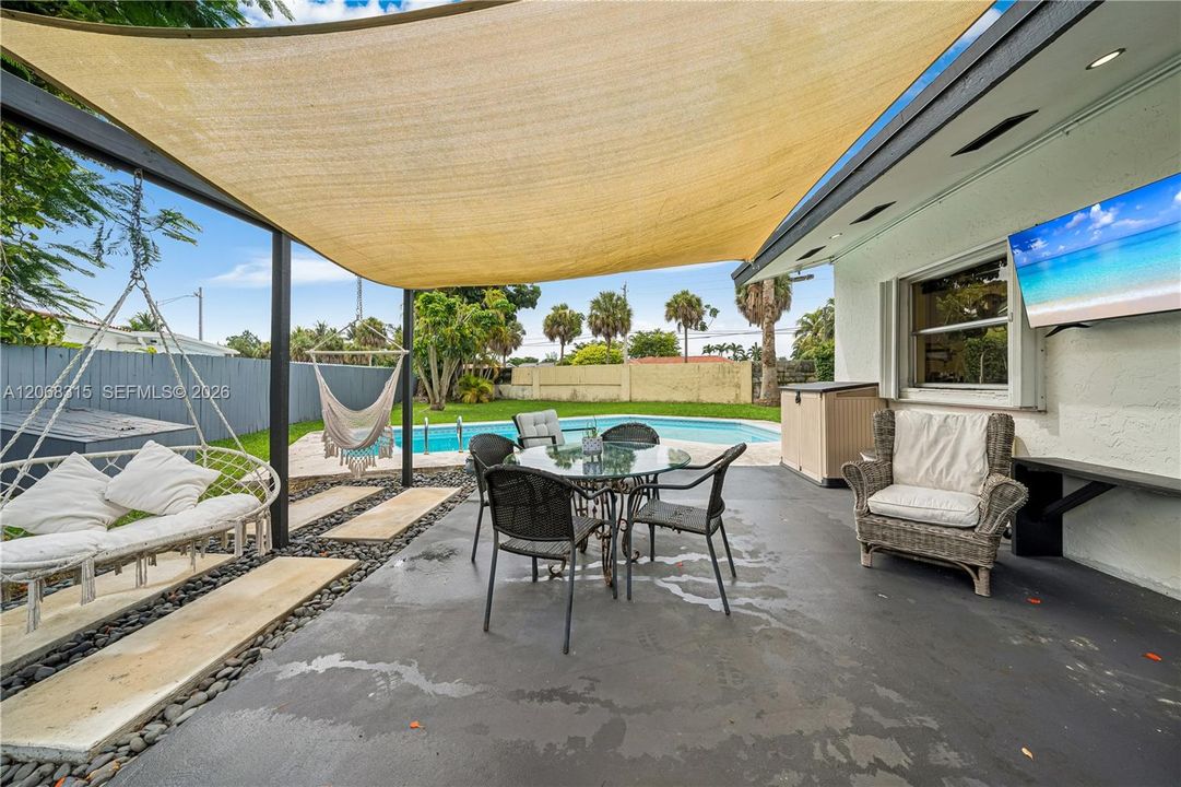 For Sale: $850,000 (3 beds, 2 baths, 1368 Square Feet)