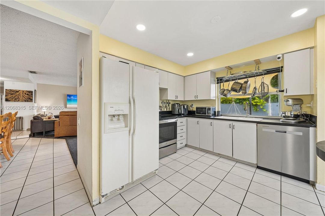 For Sale: $850,000 (3 beds, 2 baths, 1368 Square Feet)