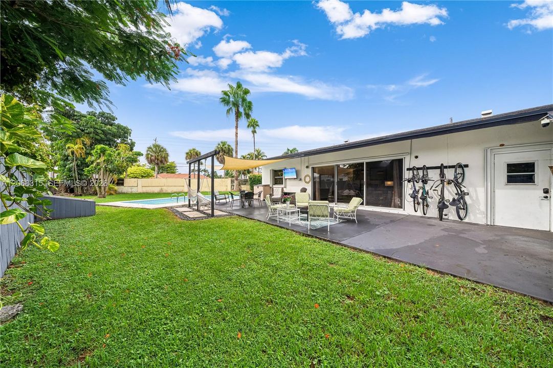 For Sale: $850,000 (3 beds, 2 baths, 1368 Square Feet)