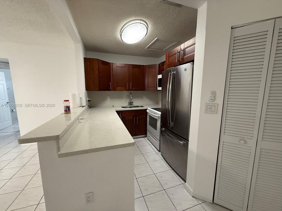 For Rent: $2,500 (3 beds, 2 baths, 980 Square Feet)