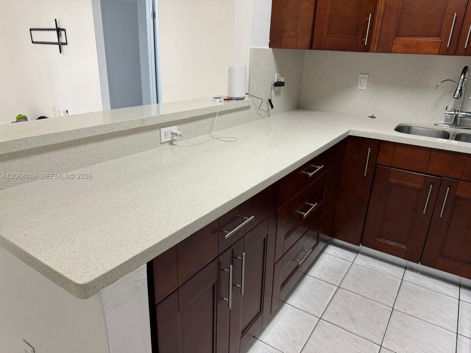 For Rent: $2,500 (3 beds, 2 baths, 980 Square Feet)