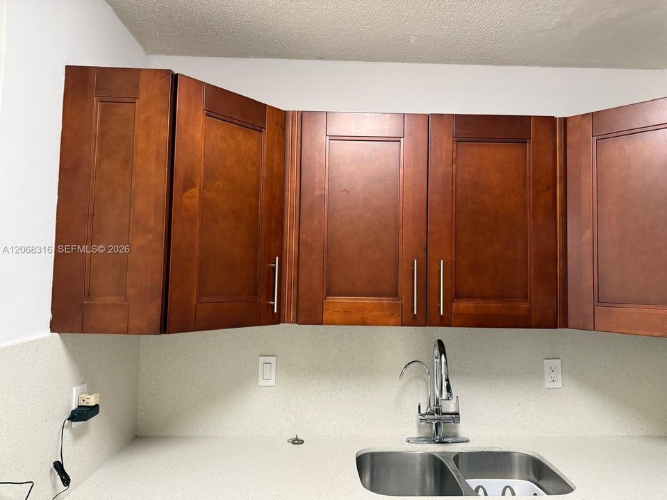 For Rent: $2,500 (3 beds, 2 baths, 980 Square Feet)