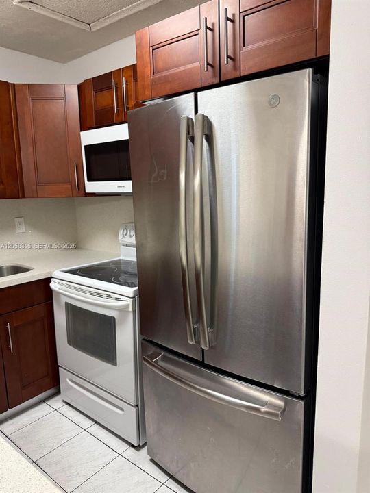 For Rent: $2,500 (3 beds, 2 baths, 980 Square Feet)