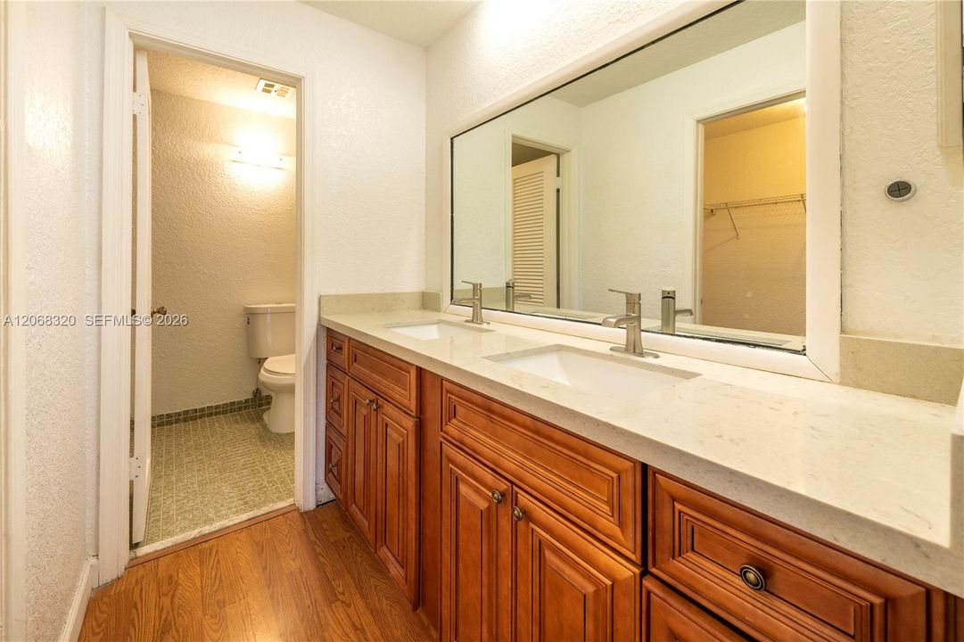 For Sale: $205,500 (1 beds, 2 baths, 1046 Square Feet)