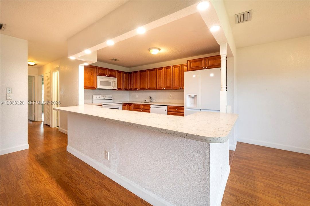 For Sale: $205,500 (1 beds, 2 baths, 1046 Square Feet)